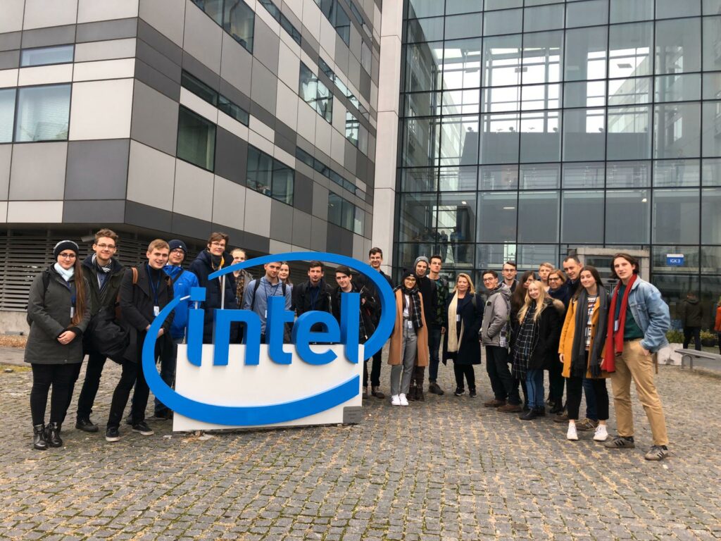 kilkunastoosobowa grupa licealistów stojąca przed siedzibą firmy Intel